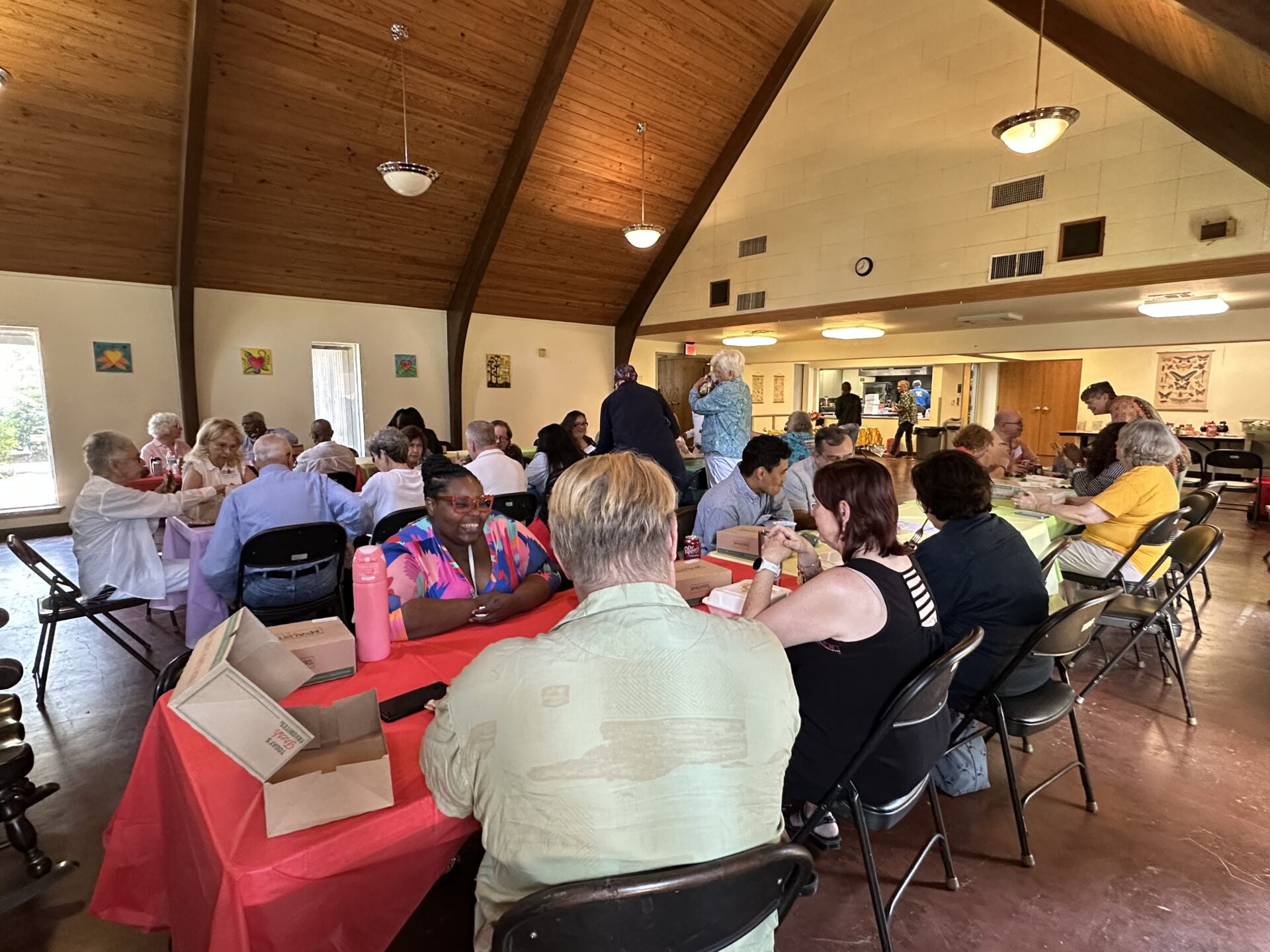 Conference attendees eat lunch together 